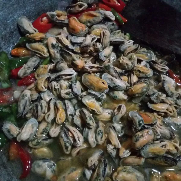 Masukkan kerang, kemudian beri air. Bumbui dengan garam, gula pasir dan kaldu bubuk. Masak hingga mendidih. Koreksi rasa.