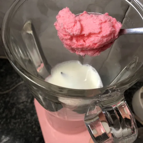Lalu tuang susu ke dalam blender dan juga ice creamnya. Blender selama 1-2 menit