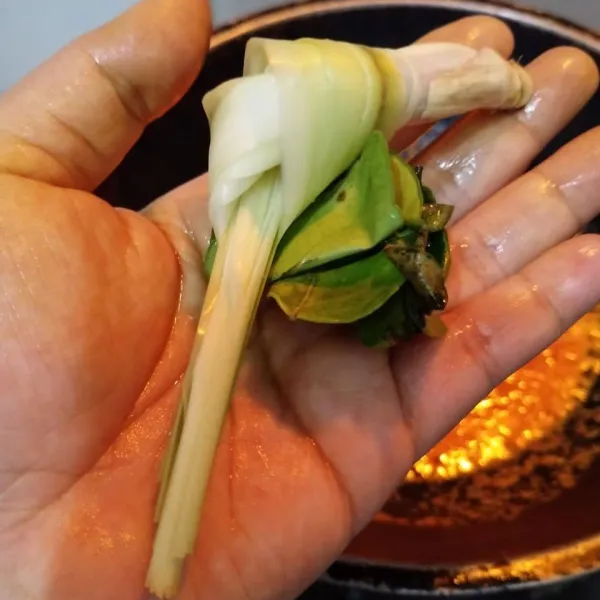 Tambahkan sereh dan daun jeruk.