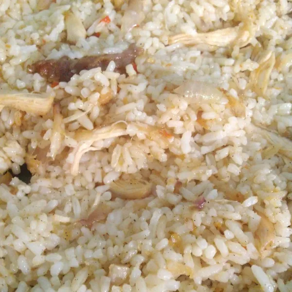 Masukkan nasi, tambahkan garam. Aduk rata.