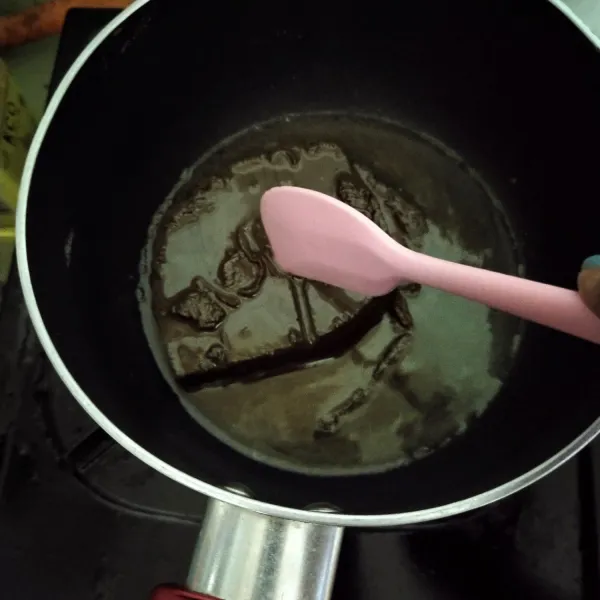 Lelehkan coklat batang dengan minyak goreng
