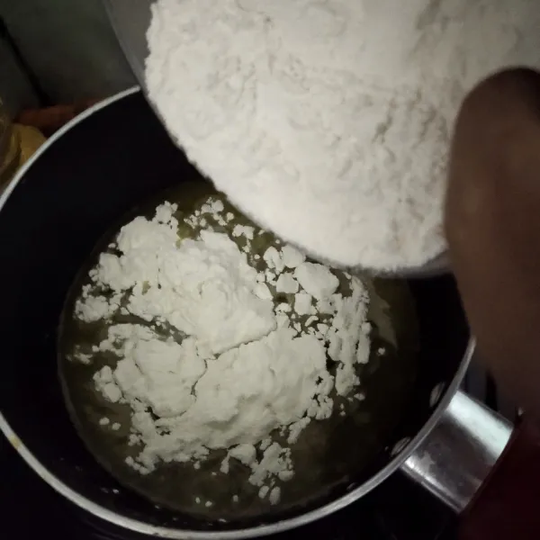 Setelah margarin dan air tercampur kemudian masukkan tepung terigu lalu aduk sampai merata dan sampai tidak mengumpal