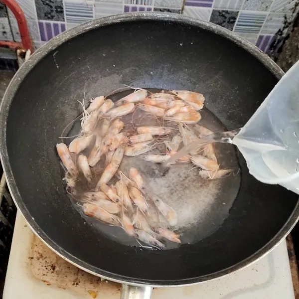 Kaldu udang : tumis kepala udang hingga berupa mana kemudian tambahkan air. Masak hingga mendidih, matikan lalu saring.