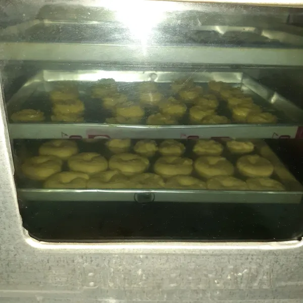 Oven adonan hingga matang kira-kira 15-20 menit dengan api sedang, dengan sesekali dilihat. Sagu keju siap disajikan saat lebaran.