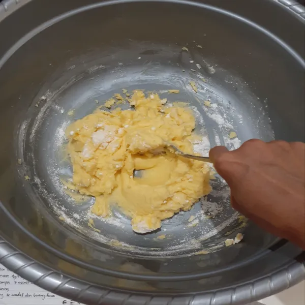 Lalu siapkan wadah baru untuk margarin dan gula halus, aduk rata.