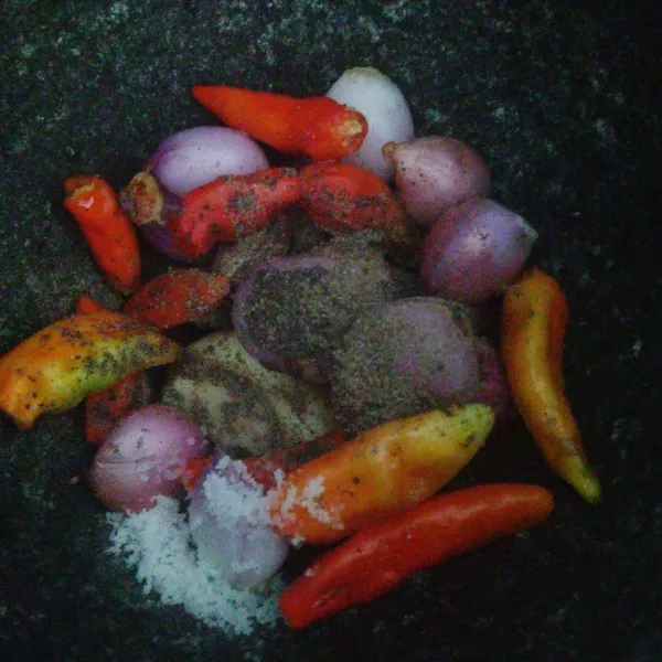 Haluskan bawang merah, bawang putih, cabe, garam, dan lada.