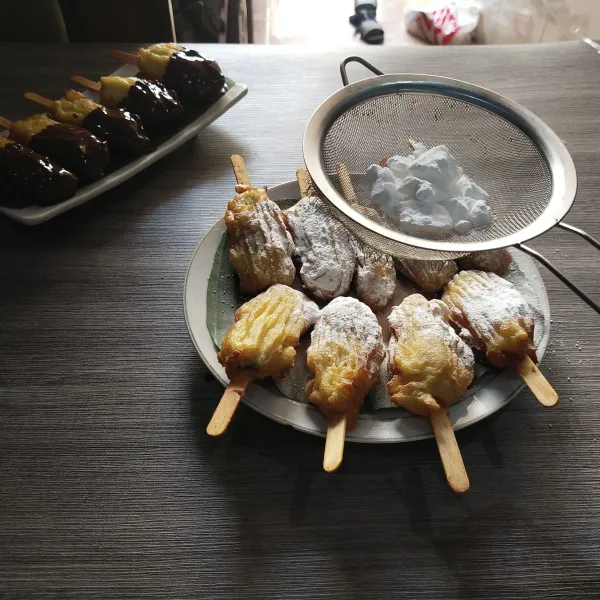 Dan sebagian pisang churros boleh memakai gula halus dan siap disajikan