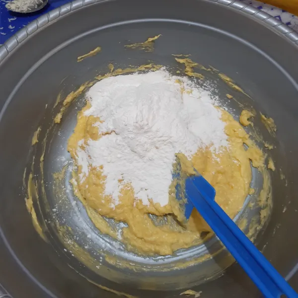 Lalu masukkan bahan tepung yang sudah diayak tadi, aduk rata.