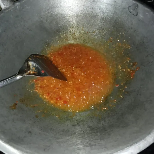 Haluskan bumbu dan tumis bumbu hingga matang dan harum.