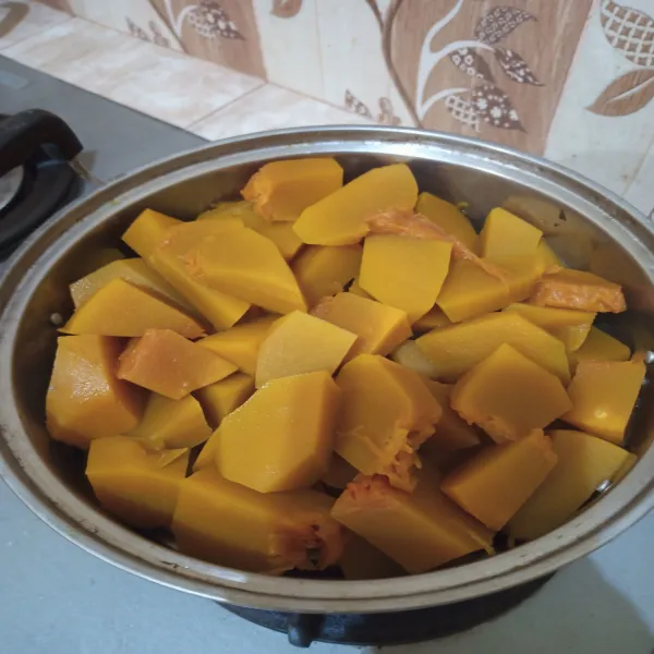 kupas labu, cuci bersih kemudian kukus sampai empuk.