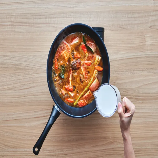 Tuangkan santan, masak hingga mendidih sambil diaduk-aduk. Tambahkan cabai rawit
dan tomat. Angkat dan sajikan hangat.