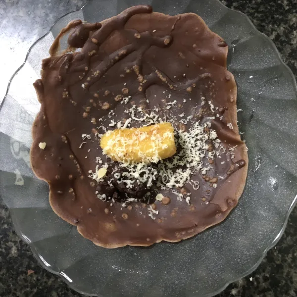 Tata dadar gulung beri isian dan gulung pisang seperti mengggulung lumpia.