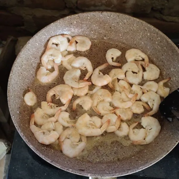 Panaskan butter kemudian tumis udang hingga berubah warna kurang lebih 2 menit, sisihkan.