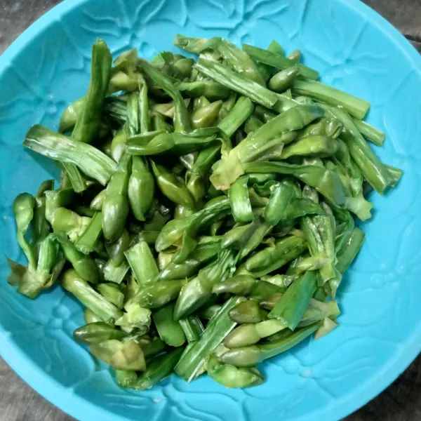 Didihkan air dipanci, lalu masukkan genjer dan sedikit garam, masak hingga layu dan tiriskan.
