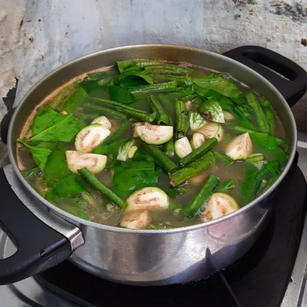 Masukkan sayuran dan masak hingga matang.