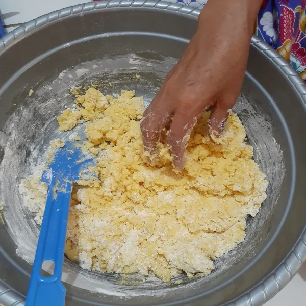 Uleni dengan tangan sampai kalis, jika kurang lembut bisa ditambah margarin sedikit.