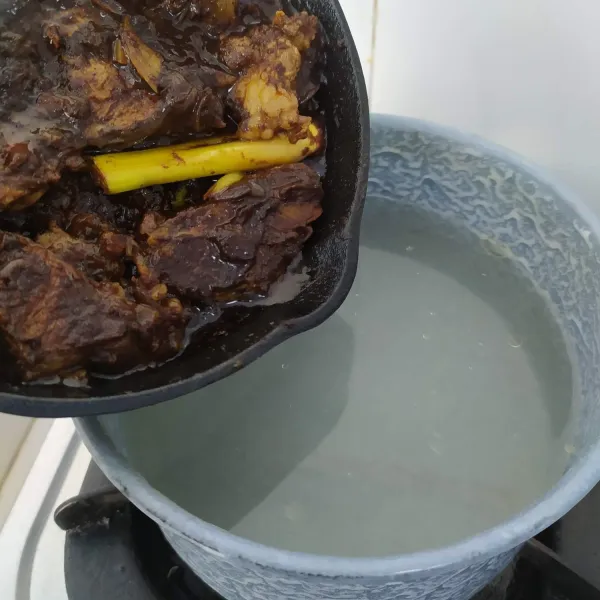 Masukkan tumisan bumbu ke dalam air kuah, masak hingga mendidih.