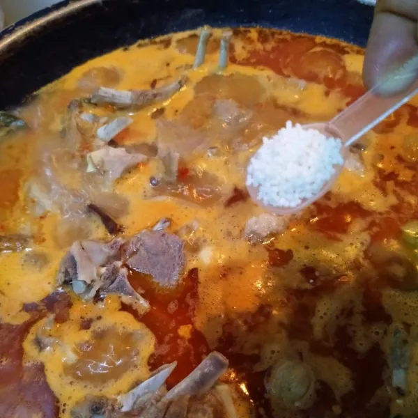 Tambahkan garam, gula putih, dan penyedap rasa, aduk rata. Tes rasa.