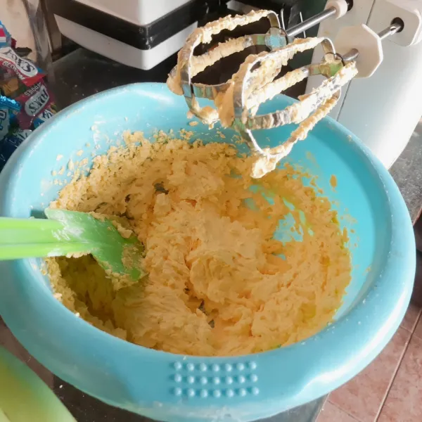 Masukkan putih telur. Mixer kembali hingga menyatu.