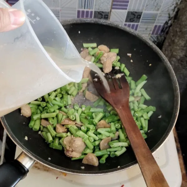 Masukkan buncis yang sudah dipotong-potong, kemudian tuang kaldu udang. Masak hingga buncis setengah matang.