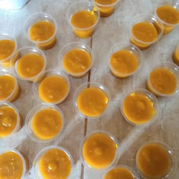 siapkan cetakan, tuang pudding kedalam cetakan. diamkan sampai dingin.