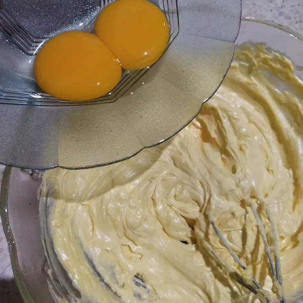 Tambahkan 2 butir kuning telur. Aduk kembali hingga tercampur rata.