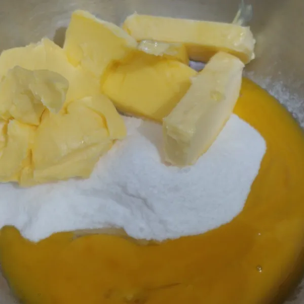 Campur dalam wadah butter, margarin, gula dan kuning telur.