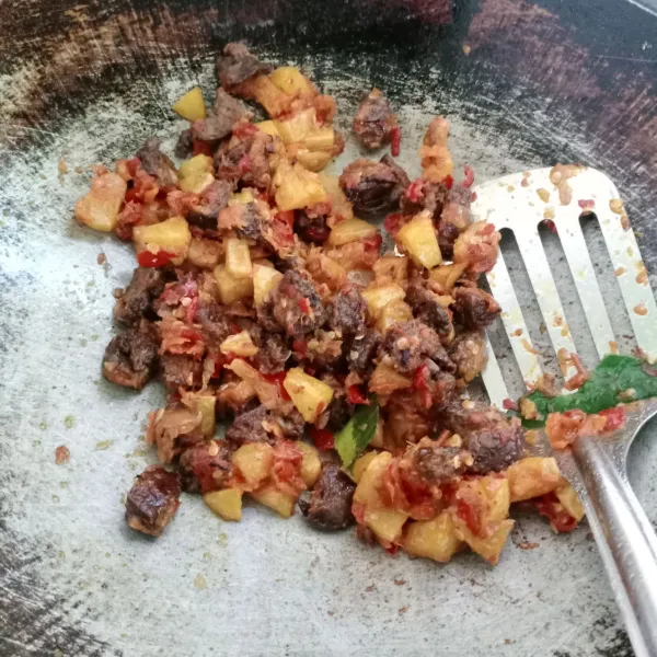 Masukkan kentang dan hati, aduk sampai tercampur rata. Koreksi rasa, angkat.
