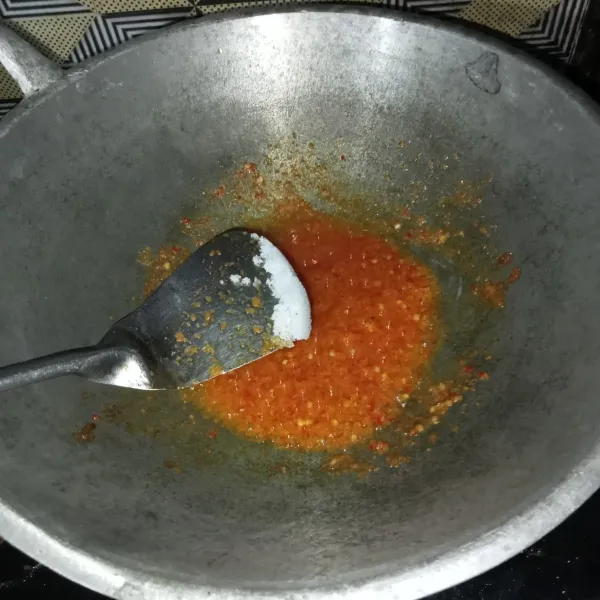 Bumbui dengan garam, lada bubuk, gula pasir dan kaldu jamur.