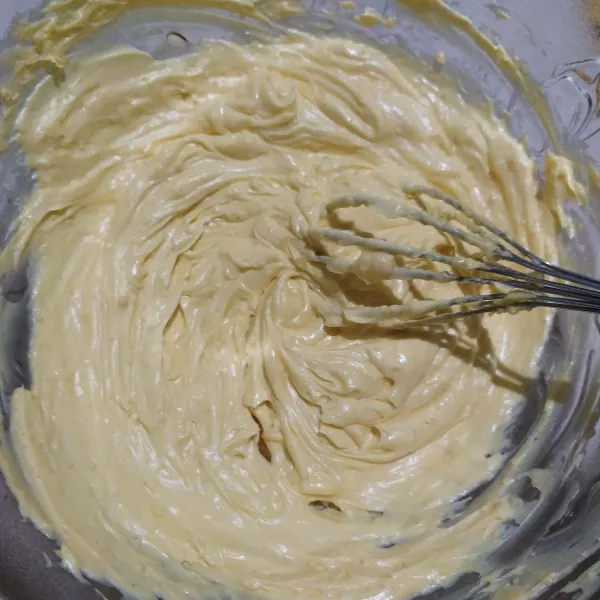 Aduk mentega dan gula halus hingga tercampur rata.