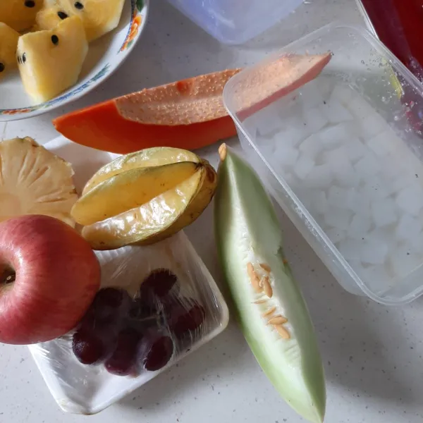 Siapkan bahan es buah.