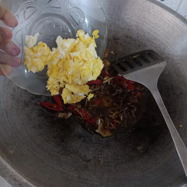 Masukkan telur.