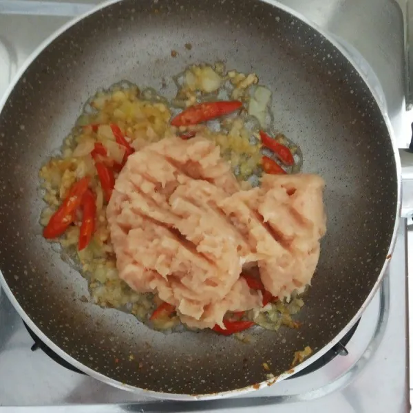 Tumis bawang putih dan bawang bombay sampai harum lalu masukkan daging ayam cincang.