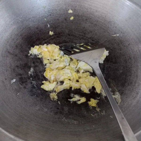 Goreng telur orak arik dengan sedikit minyak goreng, lalu sisihkan dulu.