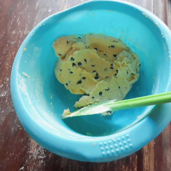 Masukkan chocochips, aduk rata.
