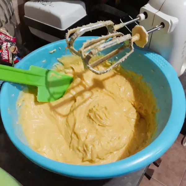Masukkan telur, mixer hingga rata.