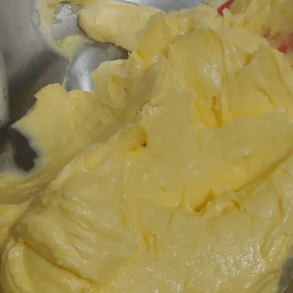 Lalu kocok dengan mixer sampai tercampur rata selama 2 menit dengan kecepatan rendah.