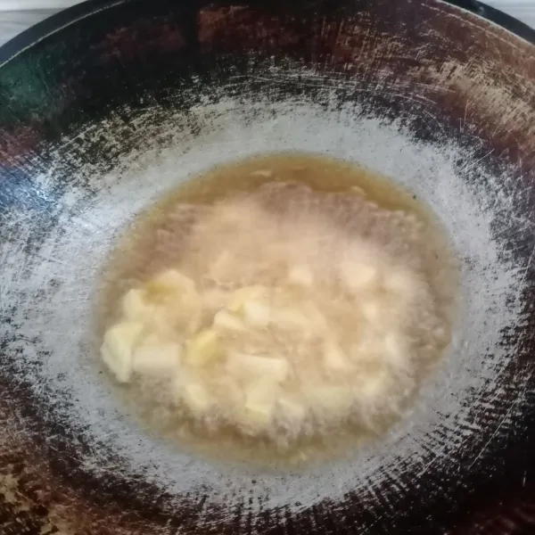 Cuci bersih kentang yang sudah dipotong dadu, kemudian goreng sampai matang. Angkat, sisihkan.
