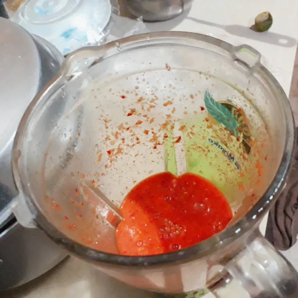 Blender halus bawang putih, kemiri, cabai & tomat.