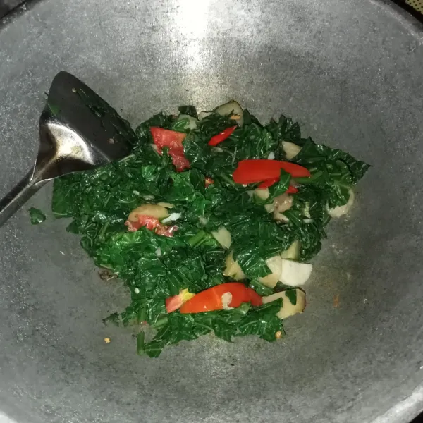 Masukkan daun pepaya jepang, bakso dan tomat, aduk rata.