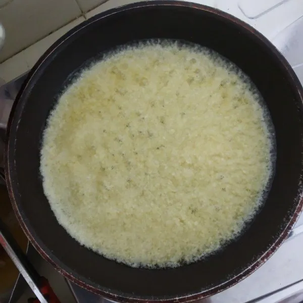 Tumis bawang putih cincang sampai harum lalu sisihkan.