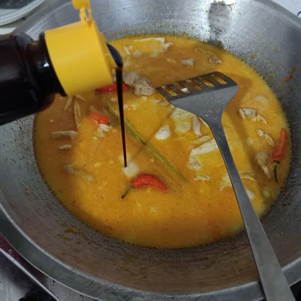 Bumbui kecap manis, lada bubuk, biarkan sampai mendidih.
