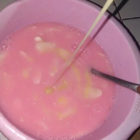 Lalu masukan susu dan es batu aduk-aduk dan sajikan untuk berbuka