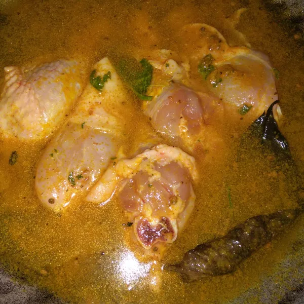 Dalam wajan, masukkan ayam, bumbu halus dan beri secukupnya air.