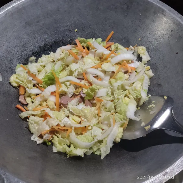 Tambahankan semua sayur, masukan secukupnya air, kemudian masukan garam secukupnya, dan satu sendok makan saos tiram.