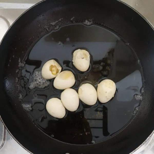 Goreng telur ke dalam minyak panas.
