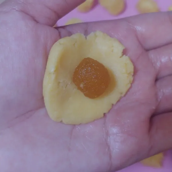 Ambil secukupnya adonan lalu beri isian selai