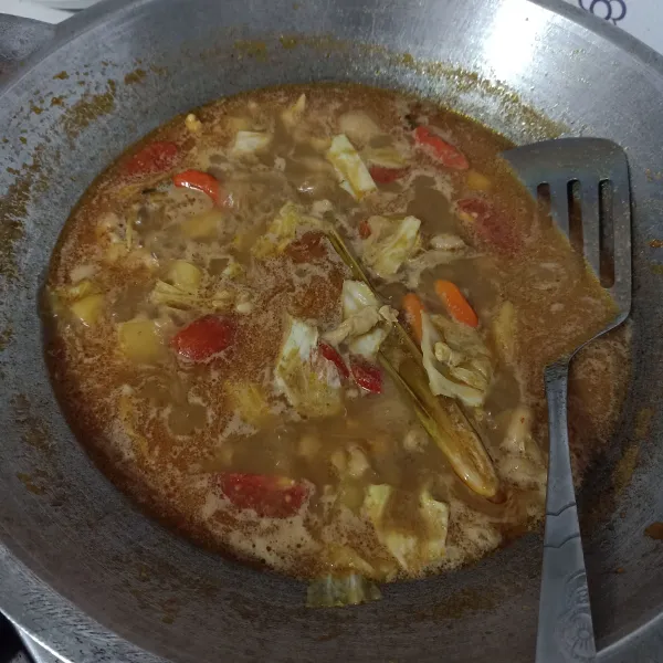 Tambahkan gula, garam dan kaldu bubuk, masak sampai matang dan mendidih kembali.