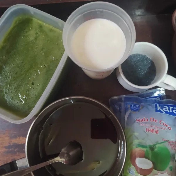 Siapkan semua bahan seperti cincau yang telah mengeras, sirup gula merah, susu cair, nata de coco, biji selasih dan es batu. (Biji selasih direndam air terlebih dahulu sampai mengembang) .