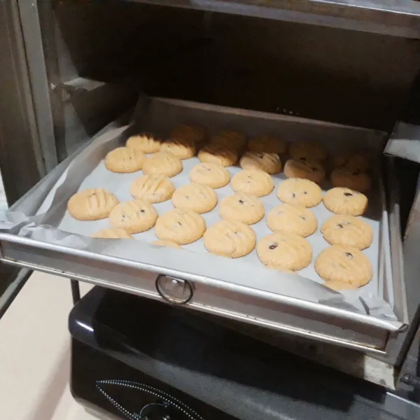 Oven dengan api sedang cenderung kecil, 25 menit rak bawah & 10 menit rak atas. Tergantung oven masing-masing.